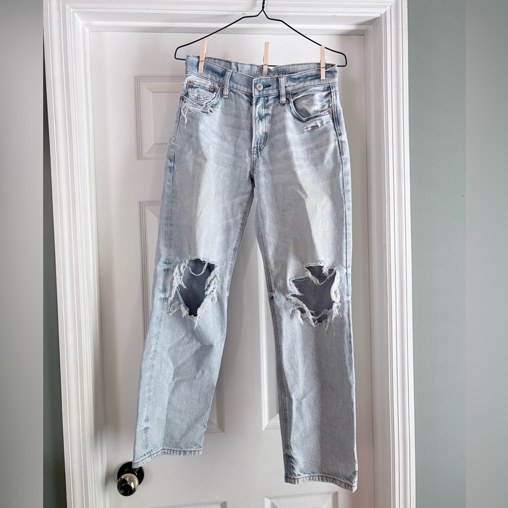 Light Wash Distressed Women’s Jeans